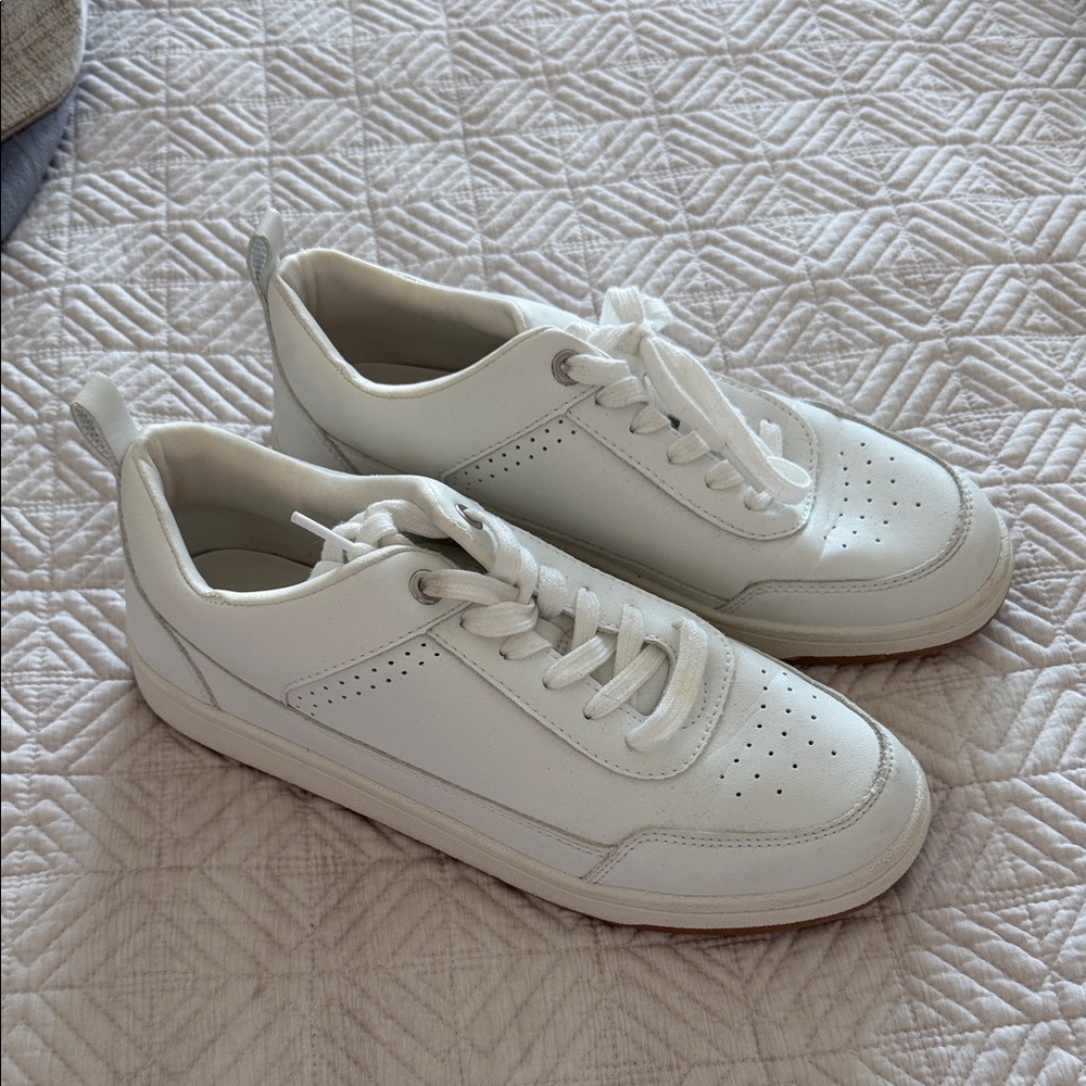 Target Universal Threads Women’s White Sneakers